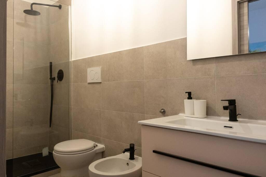 Private Room: The Port Apartment Scirocco Ліворно Екстер'єр фото
